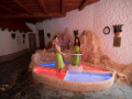 Kneippova šlapací koupel založená na přecházení z teplých do studených vaniček s masážním povrchem